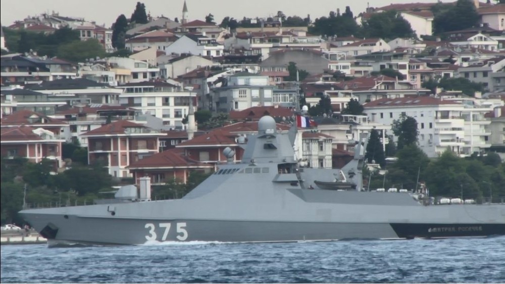 Rus savaş gemisi İstanbul Boğazı’ndan geçti