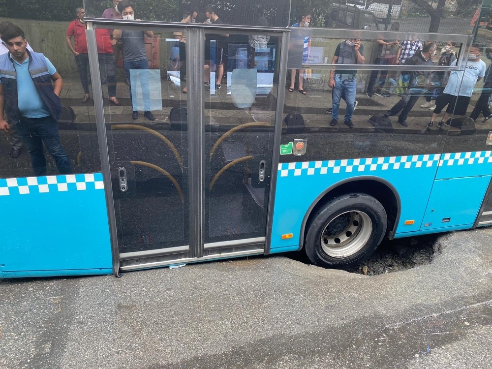 Bağcılar’da yol çöktü içinde yolcu bulunan otobüs çukura saplandı
