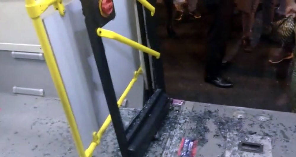 İstanbul’da “geç geldi” diye otobüsün camını kırdılar