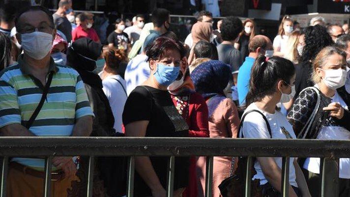 2.4 milyon öğrenci corona gölgesinde ter döktü! Sosyal mesafe yine hiçe sayıldı