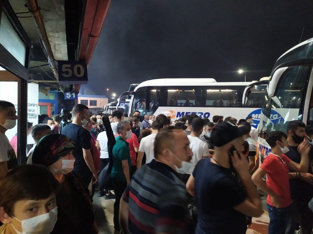 İstanbul Otogarında sosyal mesafesiz asker uğurlama yoğunluğu