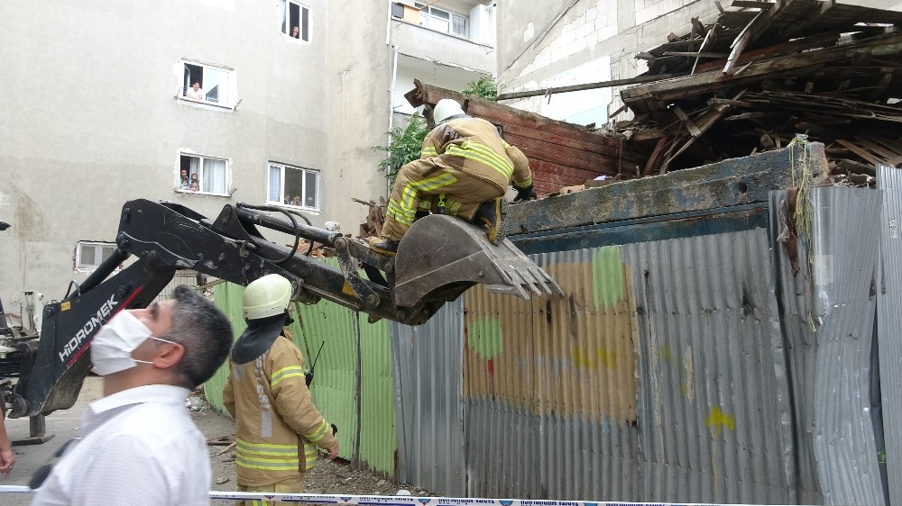 Üsküdar’da 2 katlı ahşap bina çöktü