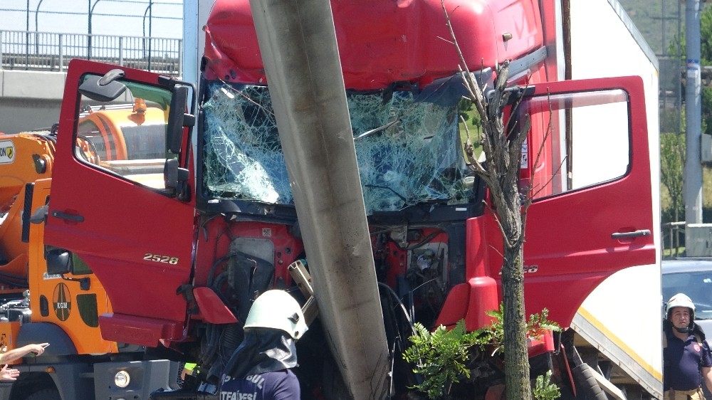 Kontrolden çıkan kamyon bariyere çarpıp trafik levhasını devirdi