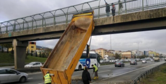 Sultanbeyli'de kamyon üst geçide çıktı!