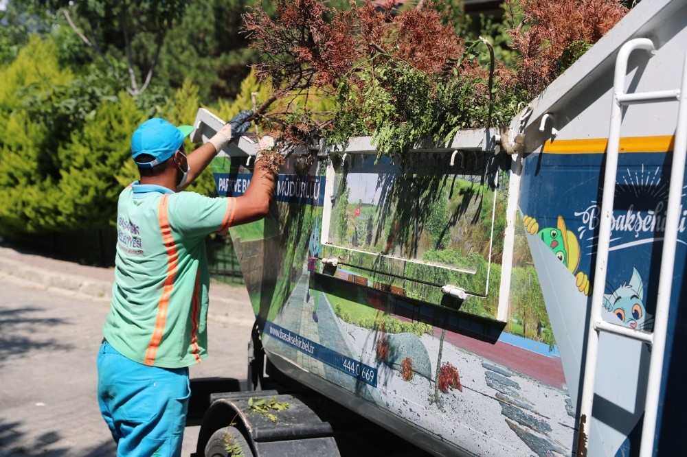 Başakşehir’de park ve bahçeler geri dönüşümle renklendi