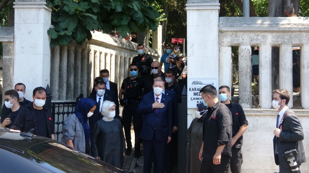 Cumhurbaşkanı Erdoğan anne ve babasının kabrini ziyaret etti