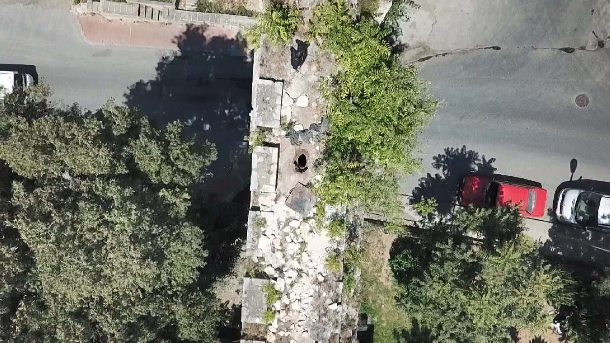 Tarihi surlarda, defineciler kazı yaptı.