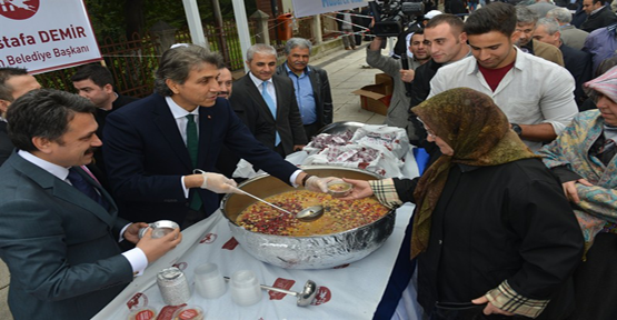 Fatih’te 10 bin kişiye aşure dağıtıldı