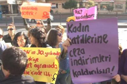 Feministler Şahin'i protesto etti