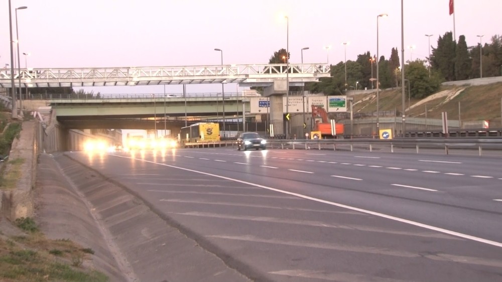 Edirnekapı üst geçidinin ilk etabının tamamlanmasıyla kapatılan şeritler trafiğe açıldı