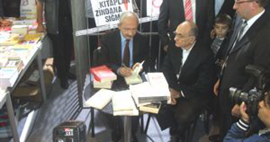 Kılıçdaroğlu, Ergenekon sanığı yazarların kitaplarını imzaladı