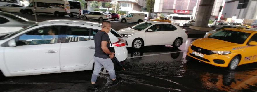 Mecidiyeköy’de yol su altında kaldı, araçlar mahsur kaldı