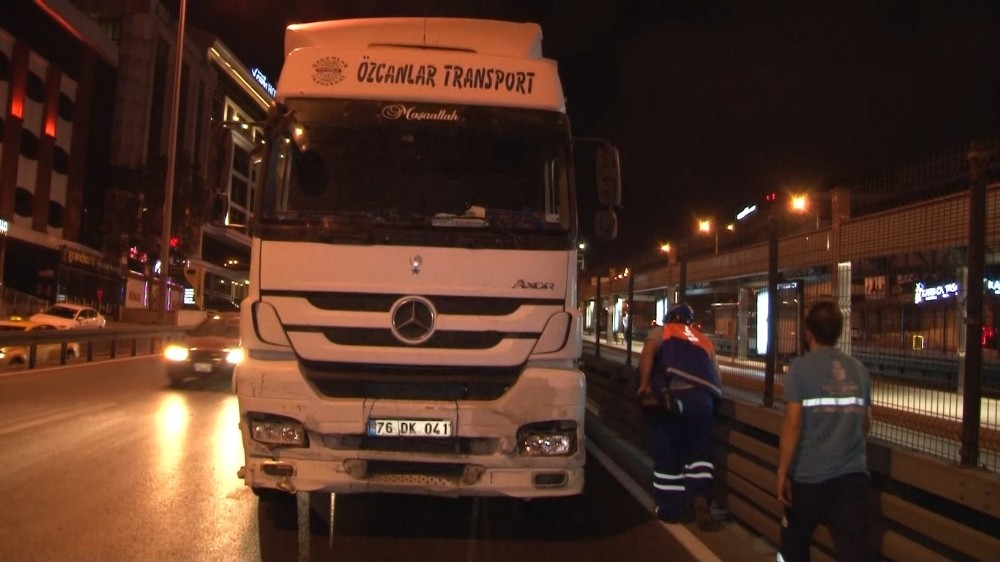 Kontrolden çıkan tır metrobüs bariyerlerine çarparak durabildi: 1 yaralı