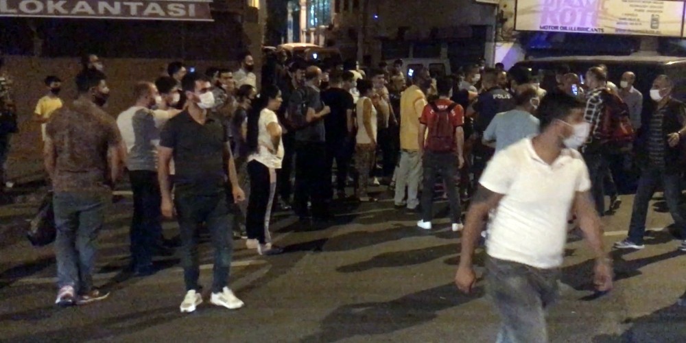 Beyoğlu’nda pazarcılar eylem yaparak yol kapattı