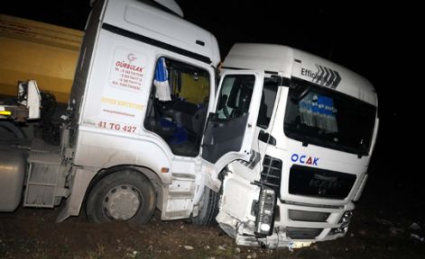 Başakşehir'de iki tır bariyerleri parçaladı