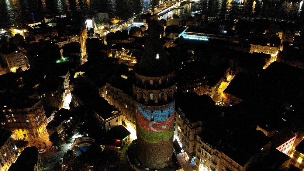 Galata Kulesi’nde Azerbaycan için ışıklandırma yapıldı