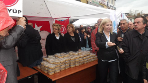 Ülkü Ocakları Eyüp'te aşure dağıttı