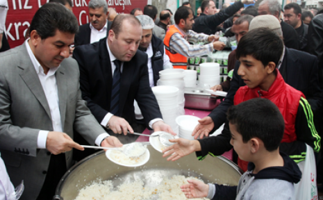 Esenler'de pilavlı ayranlı halk buluşması
