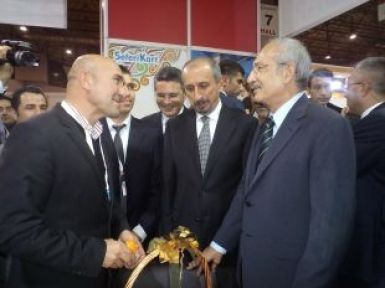 Kılıçdaroğlu AK Parti standını gezdi
