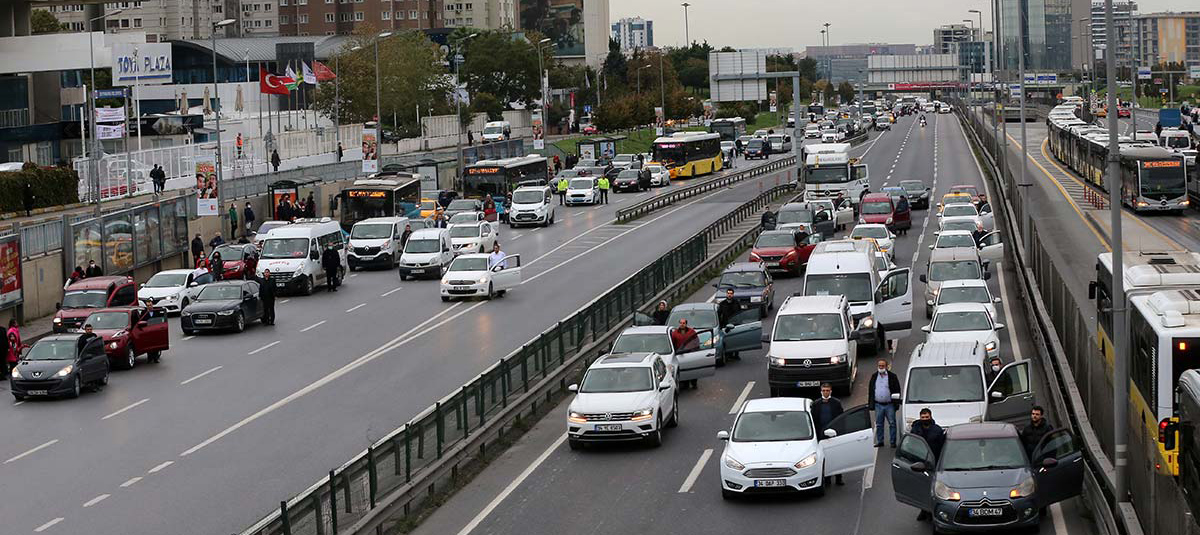 Türkiye Atatürk'ü andı, saat 9'u 5 geçe hayat durdu