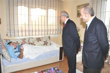 Kılıçdaroğlu Zihni Göktay'ı hasta yatağında ziyaret etti