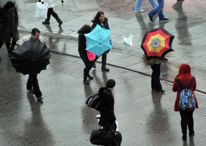 Rüzgar Taksim'i vurdu!