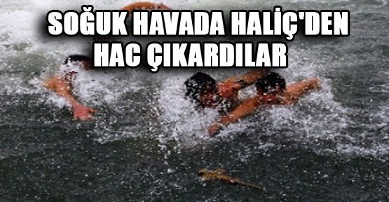 Soğuk havada denizden haç çıkardılar