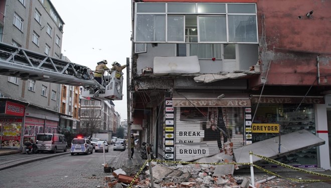 İstanbul Sultangazi'de binanın balkonu çöktü