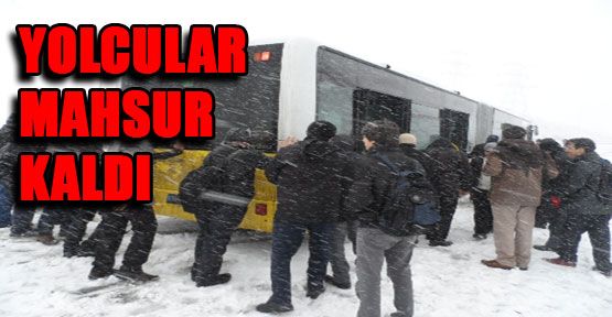 Yolcular kara saplanan otobüste mahsur kaldı