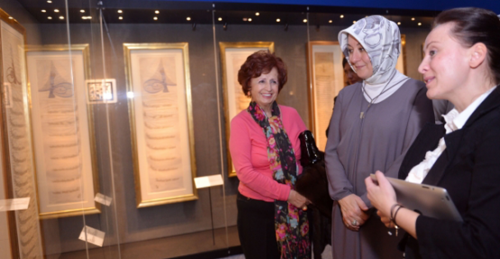 First Lady, Monet sergisini gezdi
