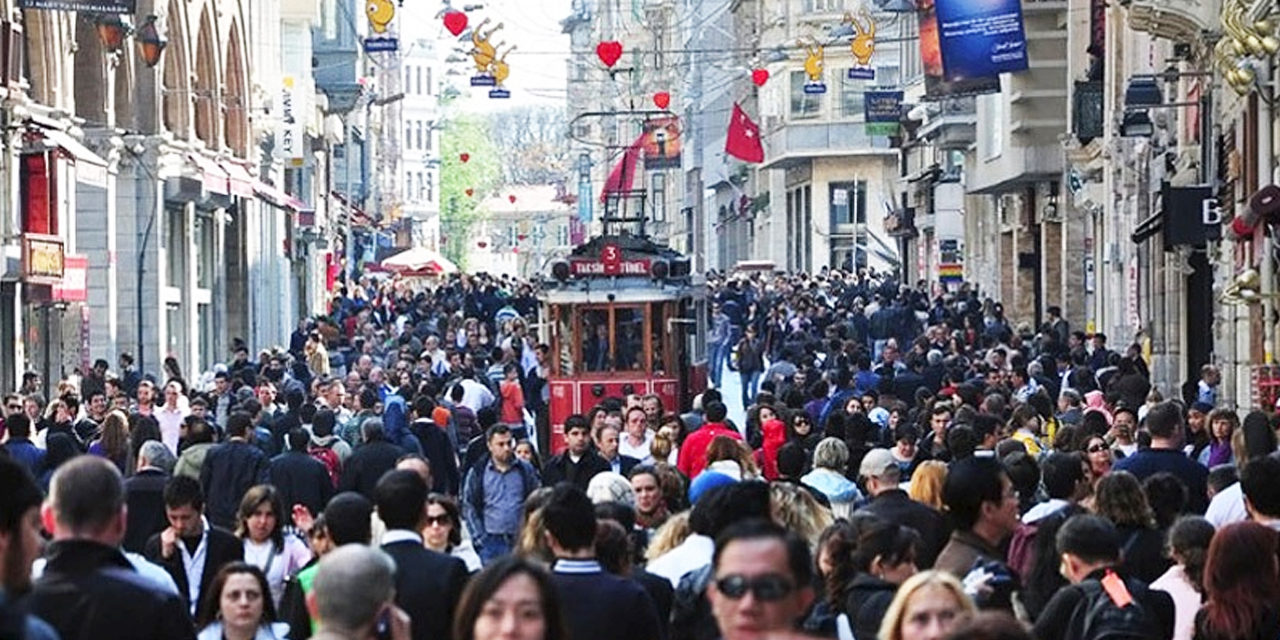 Люди живущие в стамбуле. Площадь Таксим и улица Истикляль. Стамбул население. Стамбул население 2021. Улица Истикляль в Стамбуле много людей.