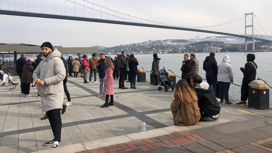 Sokağa çıkma kısıtlamasında Ortaköy’de büyük kalabalık