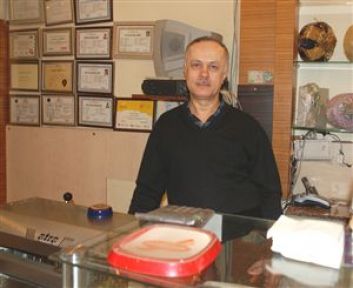 Sadaka kutusunu çaldı