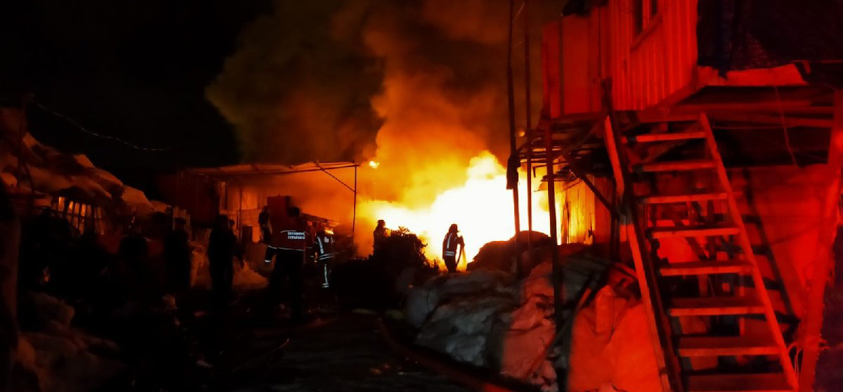 Geri dönüşüm fabrikasında yangın