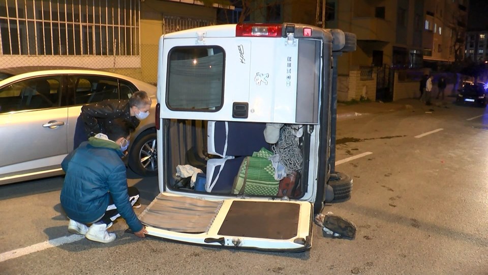 Alçılı koluyla araç kullandı, iki otomobile çarpıp takla attı