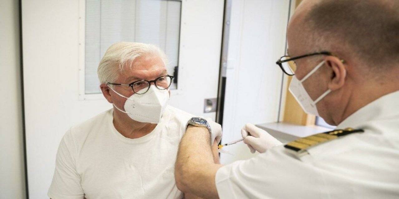 Avrupa’da aşı savaşları: Steinmeier AstraZeneca aşısı oldu, tartışmalar alevlendi