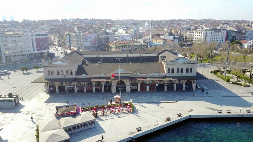 Kadıköy rıhtımdaki konservatuvarda sazlı sözlü isyan