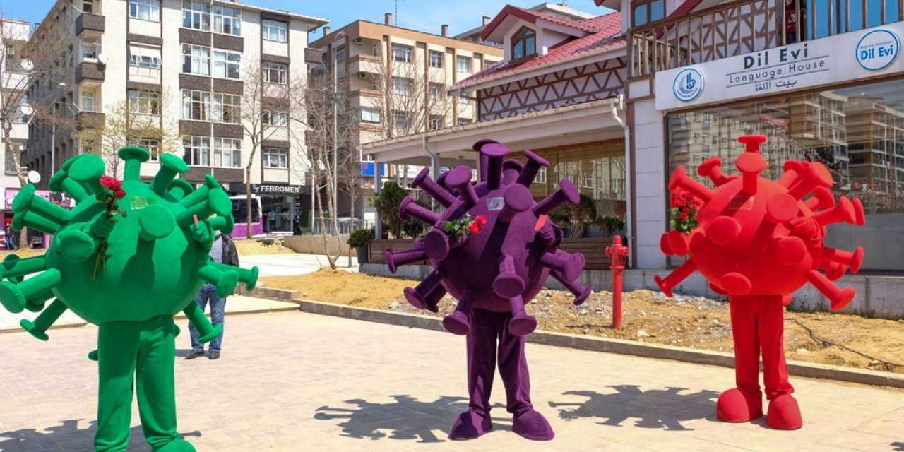 Bağcılar'da koronavirüs kostümü giyip, gül dağıttılar