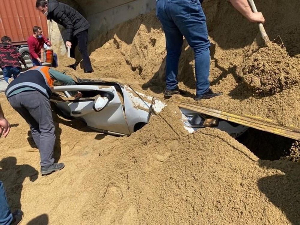 TEM'de kum yüklü hafriyat kamyonu otomobilin üzerine devrildi: 1 ölü