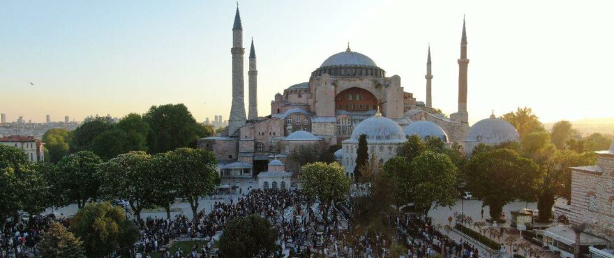 87 yıl sonra ilk bayram namazı