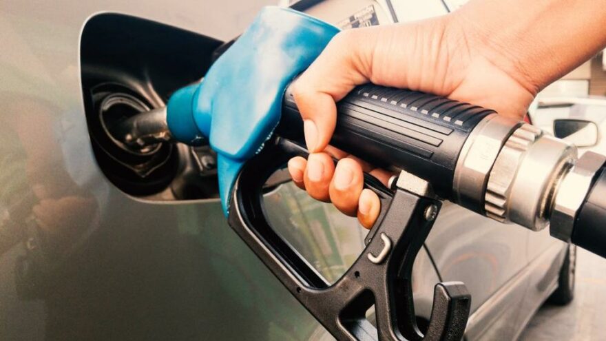 Benzine bazı firmalardan 10 kuruş zam