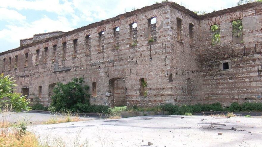 Tarihi Unkapanı Değirmeni’ni talan ettiler