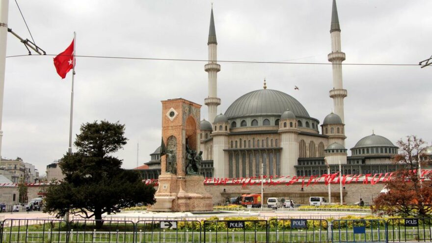 Taksim Camii’nde ilk namaz kılındı