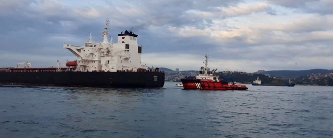 Tanker sahile sürüklendi, İstanbul Boğazı trafiği durduruldu