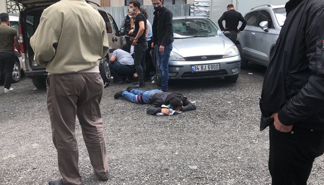 İstanbul'da adliye önünde silahlı saldırı: İki kardeş yaralı