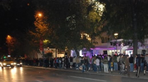 iPhone 5'e 250 metrelik kuyruk