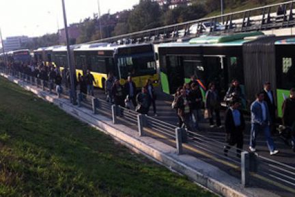 Arızalanan metrobüse vatandaş tepkisi