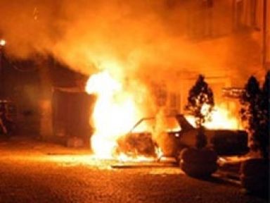 Kartal'da 3 otomobil kundaklandı