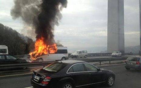 FSM Köprüsü'nde minibüs yanıyor
