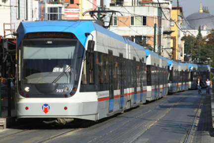 Tramvay genç kıza çarptı